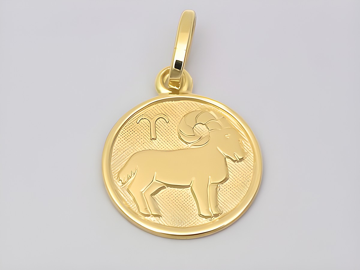 Widder Anhänger aus vergoldetem Sterling Silber, poliert, mit dem Widder-Symbol in der Mitte, Durchmesser 14 mm, von Juwelier Harnisch, für Sternzeichen Liebhaber.