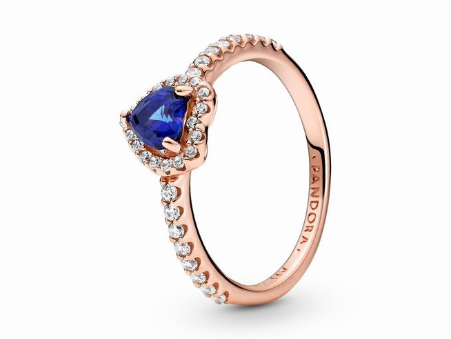 Funkelnder Pandora Ring mit herzförmigem blauen Stein, umgeben von klaren Zirkonia-Steinen in Roségold, Größe 50, ideal als schickes Schmuckstück für besondere Anlässe.