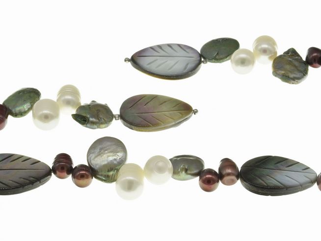 Perlenkette aus Süßwasser-Zuchtperlen in Grün, Weiß und Rot mit Perlmutt-Elementen in verschiedenen Formen und Größen von 8,5 bis 18 mm, 134 cm lang, Hersteller Juwelier Harnisch, extra lang.