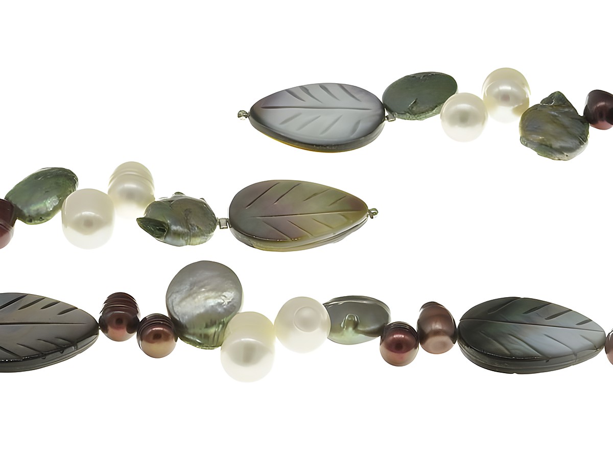 Perlenkette aus Süßwasser-Zuchtperlen in Grün, Weiß und Rot mit Perlmutt-Elementen in verschiedenen Formen und Größen von 8,5 bis 18 mm, 134 cm lang, Hersteller Juwelier Harnisch, extra lang.