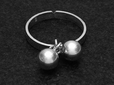 Silberring mit zwei Kugeln in wenig verstellbarer Größe, Hersteller Juwelier Harnisch, ohne Stein, schlichte und elegante Gestaltung für jeden Anlass.