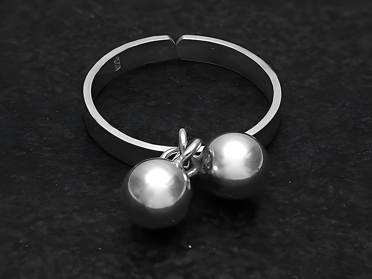 Silberring mit zwei Kugeln in wenig verstellbarer Größe, Hersteller Juwelier Harnisch, ohne Stein, schlichte und elegante Gestaltung für jeden Anlass.