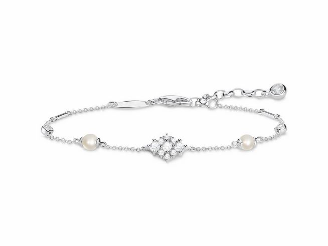 Silbernes Thomas Sabo Armband mit Zirkonia in Weiß und zwei weißen Perlen, verziert mit einem eleganten dekorativen Element, verstellbar von 16 bis 19 cm.