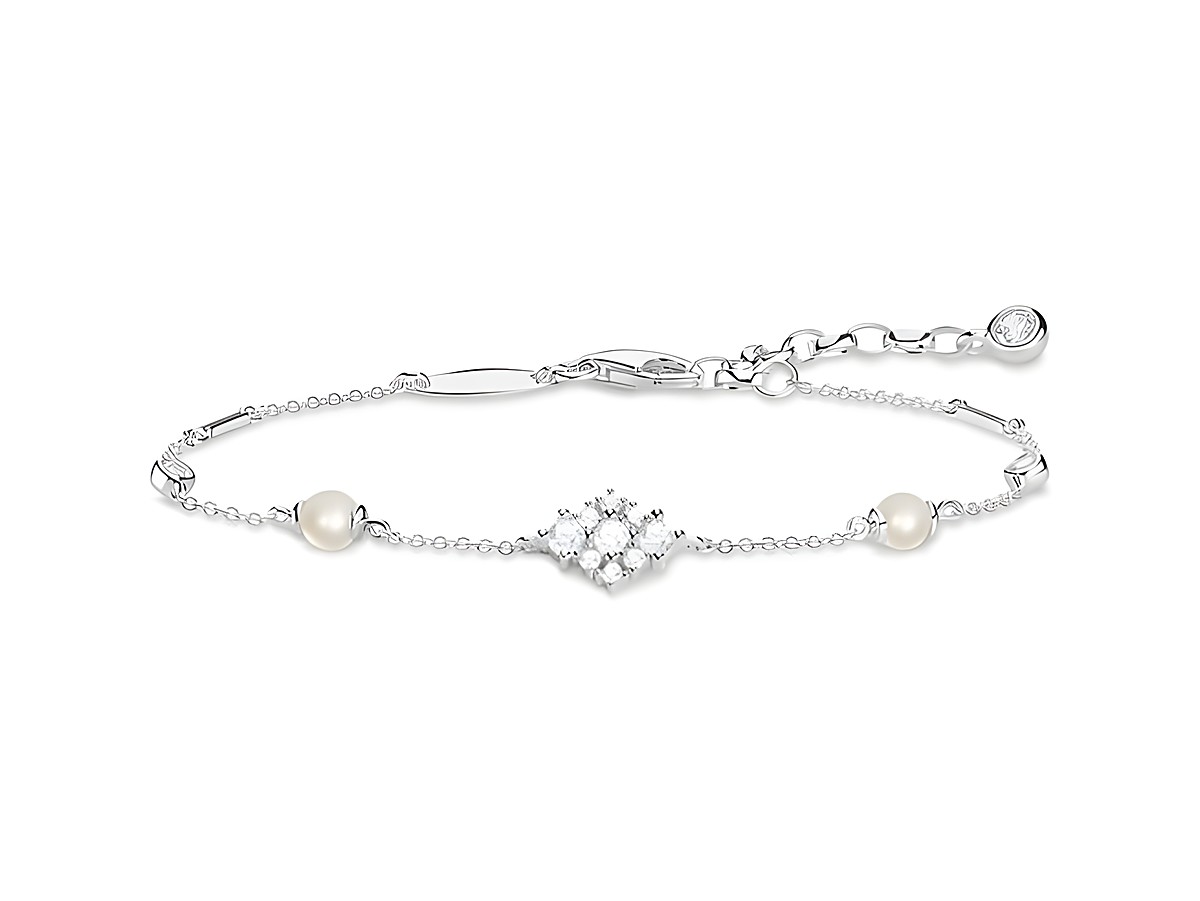 Silbernes Thomas Sabo Armband mit Zirkonia in Weiß und zwei weißen Perlen, verziert mit einem eleganten dekorativen Element, verstellbar von 16 bis 19 cm.