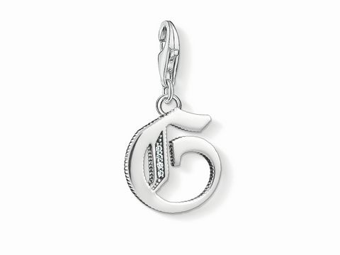 Charm-Anhänger von Thomas Sabo in Silber mit dem Buchstaben G, kunstvoll gestaltet mit feinen Details und einem Karabinerhaken zum Befestigen an Armbändern oder Ketten.