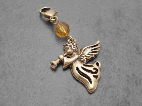 Putziger goldfarbener Engel Charm mit Kristall und feinen Details von Juwelier Harnisch, ideal für Steinfiguren und als niedliches Accessoire.