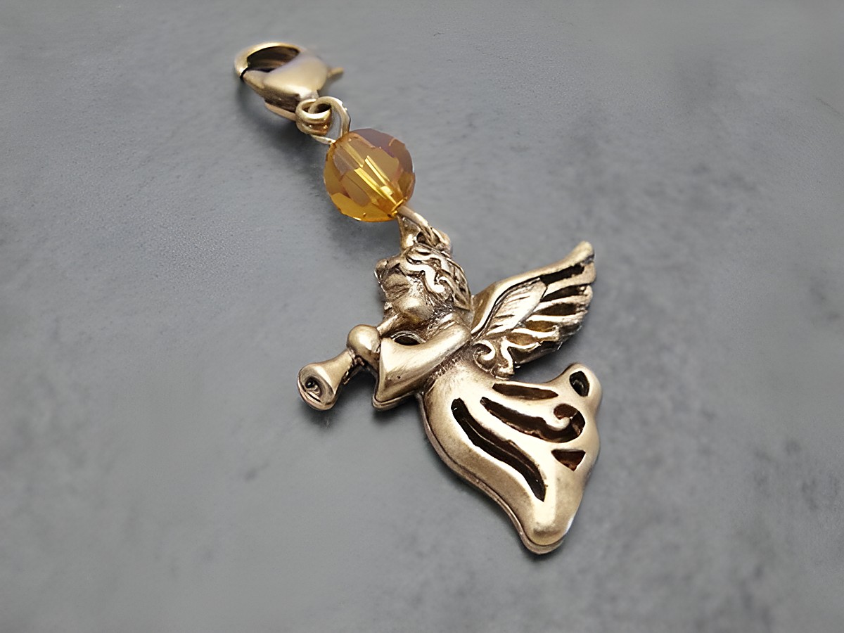 Putziger goldfarbener Engel Charm mit Kristall und feinen Details von Juwelier Harnisch, ideal für Steinfiguren und als niedliches Accessoire.