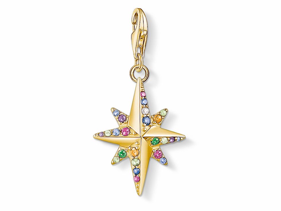 Thomas Sabo Charm-Anhänger in Form eines Sterns aus vergoldetem Sterling Silber, verziert mit mehrfarbigen Zirkonia, symbolisiert Sonne, Mond und Sterne.