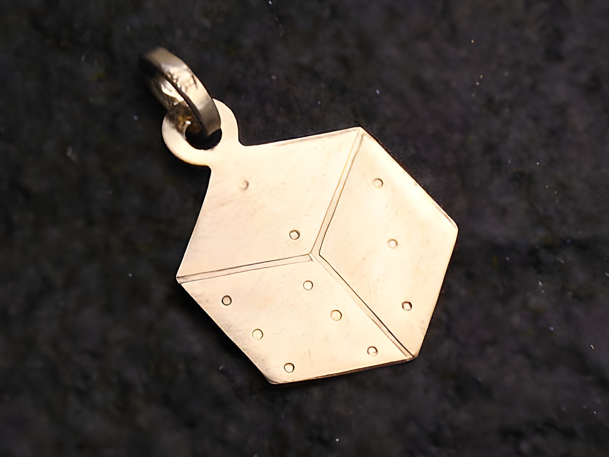Würfel Anhänger aus Gold 333 in der Größe 15x10 mm mit Möglichkeit zur Gravur, Hersteller Juwelier Harnisch, stilvolle und elegante Form.
