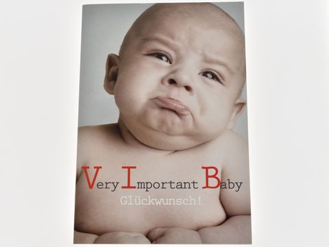 Eine Glückwunschkarte zur Geburt eines Babys mit einem bildhübschen Babygesicht, das einen traurigen Ausdruck hat. Der Text auf der Karte lautet "Very Important Baby Glückwunsch".