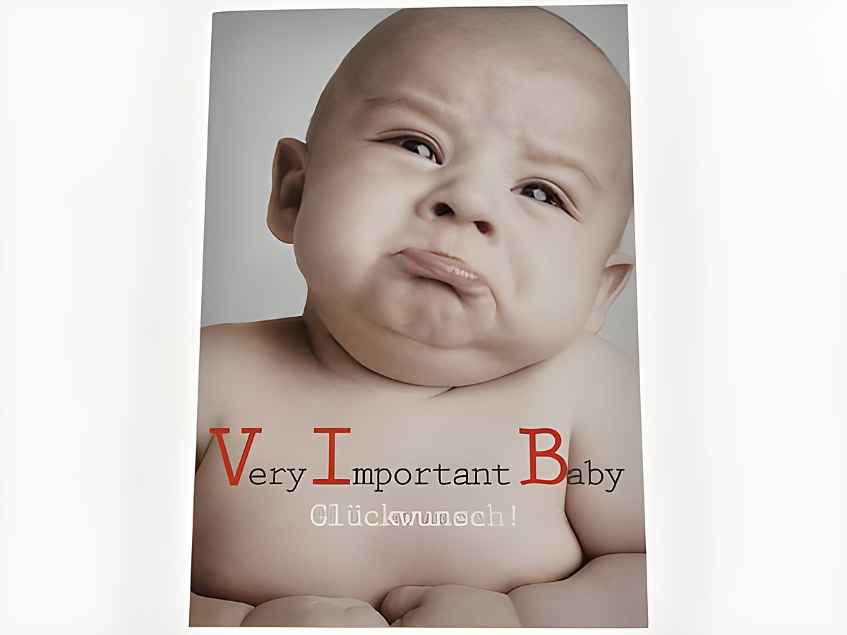 Eine Glückwunschkarte zur Geburt eines Babys mit einem bildhübschen Babygesicht, das einen traurigen Ausdruck hat. Der Text auf der Karte lautet "Very Important Baby Glückwunsch".