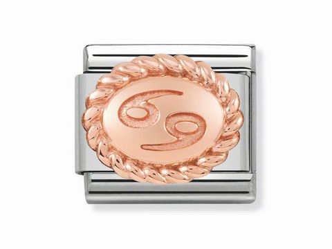 Classic Krebs Sternzeichen OVAL in Rosé von Nomination zeigt das Zeichen des Krebses in einer eleganten, geschwungenen Darstellung, umrahmt von einem geflochtenen Rand.