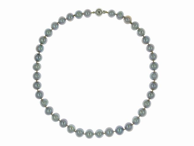 Perlenkette aus Süßwasser-Zuchtperlen in Grau mit einem Durchmesser von 10,5-11,5 mm und einer Länge von 47 cm, versehen mit einem Silberverschluss, hergestellt von Juwelier Harnisch.