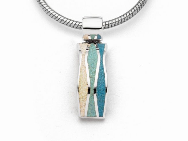 Sterling Silber Anhänger von DUR mit rhodiniertem Finish, verziert mit Strandsand und blauem Steinsand, in einer modernen Form. Ideales Schmuckstück für jeden Anlass.
