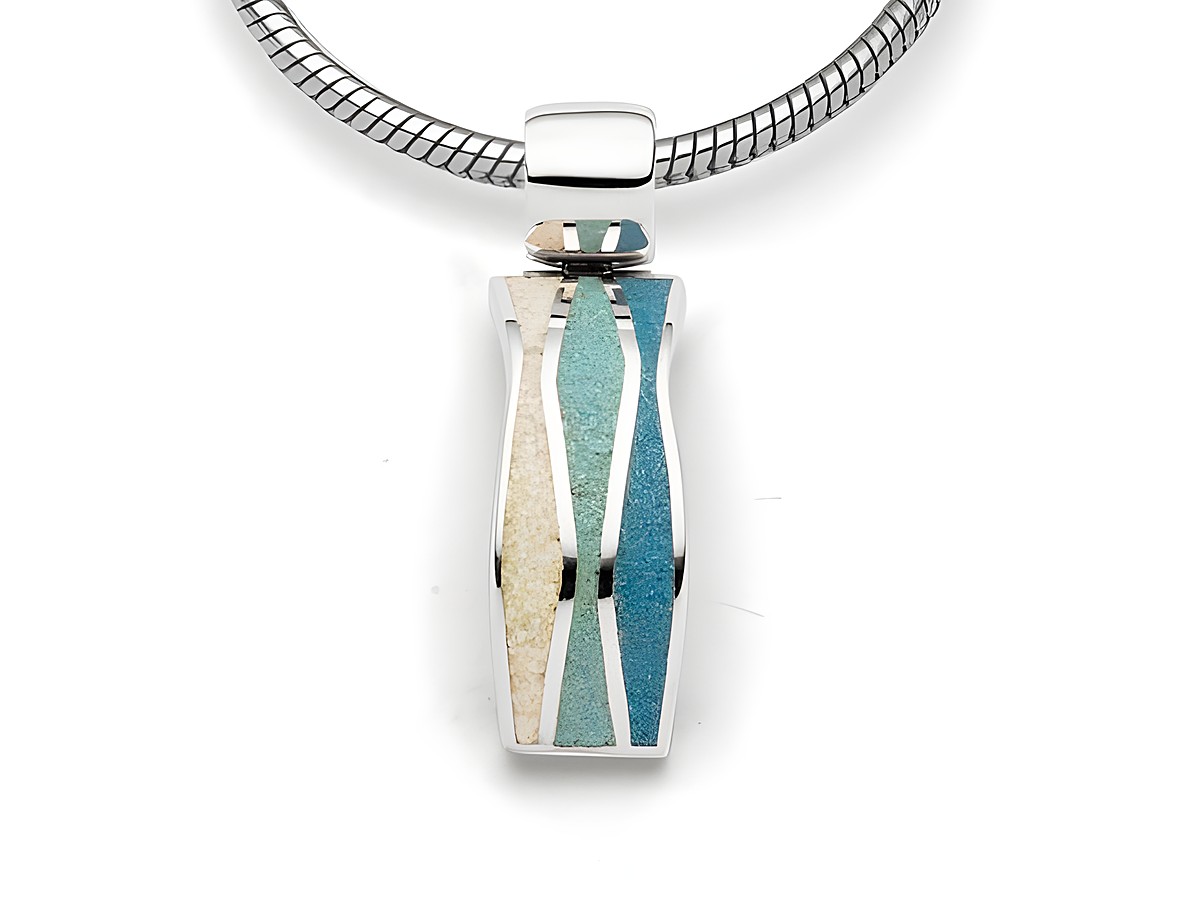 Sterling Silber Anhänger von DUR mit rhodiniertem Finish, verziert mit Strandsand und blauem Steinsand, in einer modernen Form. Ideales Schmuckstück für jeden Anlass.
