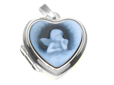 Schutzengel kleines Silber Herz Achat Gemme Medaillon von Juwelier Harnisch mit filigraner Engel-Gemme in blauer Farbgestaltung und ansprechendem Design. Ideal als elegantes Schmuckstück.