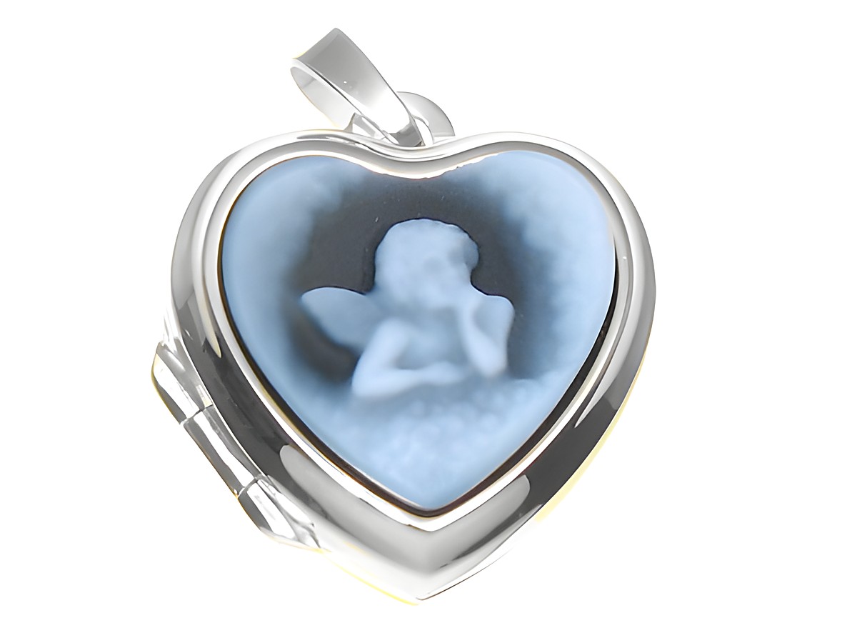 Schutzengel kleines Silber Herz Achat Gemme Medaillon von Juwelier Harnisch mit filigraner Engel-Gemme in blauer Farbgestaltung und ansprechendem Design. Ideal als elegantes Schmuckstück.