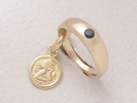Taufring aus Gold 333 mit einem Schutzengel-Anhänger und einem Saphir. Hergestellt von Juwelier Harnisch. Elegantes Design für besondere Anlässe.