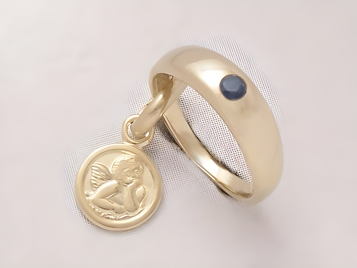 Taufring aus Gold 333 mit einem Schutzengel-Anhänger und einem Saphir. Hergestellt von Juwelier Harnisch. Elegantes Design für besondere Anlässe.
