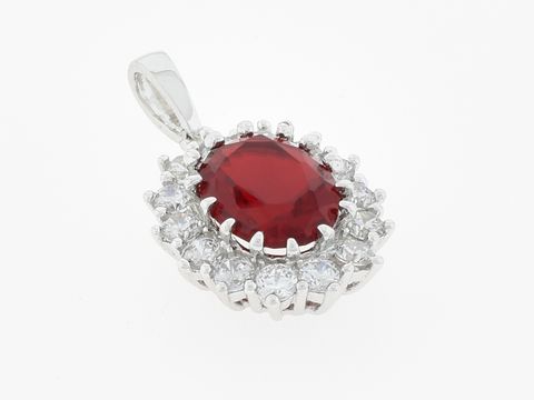 Silber Anhänger oval in hochglänzendem Silber mit einem ausdrucksstarken roten Zirkonia und umgeben von funkelnden Zirkonia, Hersteller: Juwelier Harnisch.