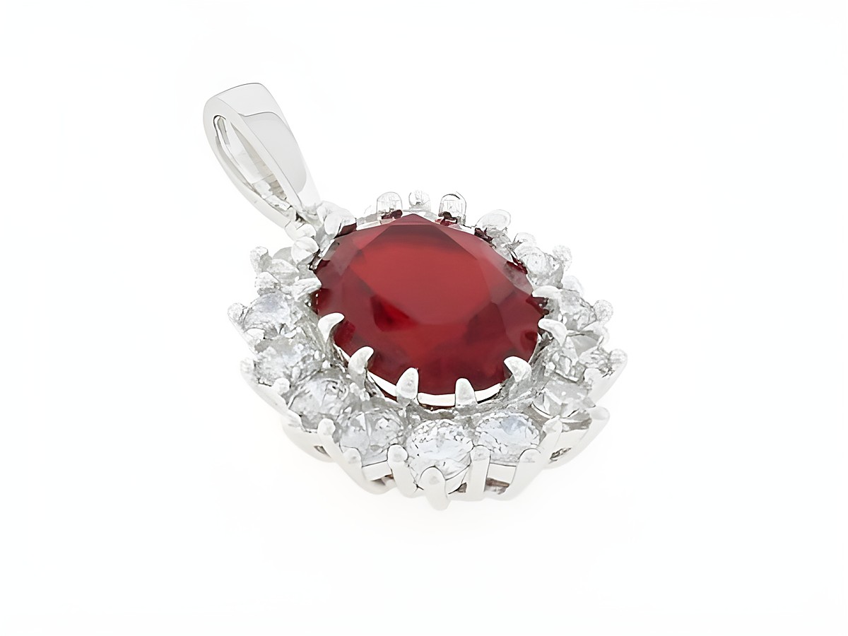 Silber Anhänger oval in hochglänzendem Silber mit einem ausdrucksstarken roten Zirkonia und umgeben von funkelnden Zirkonia, Hersteller: Juwelier Harnisch.