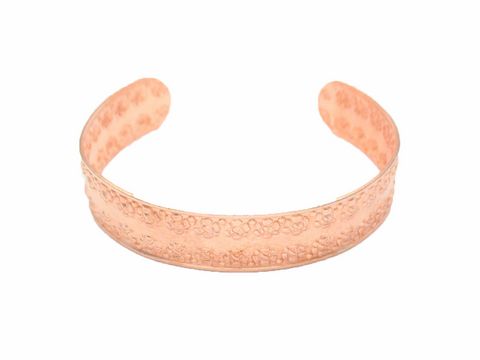 Kupfer Schmuck Armreifen mit Blumendruck, hergestellt von Juwelier Harnisch, elegantes Design und stilvolle Ausstrahlung, ideal für verschiedenen Anlässe.