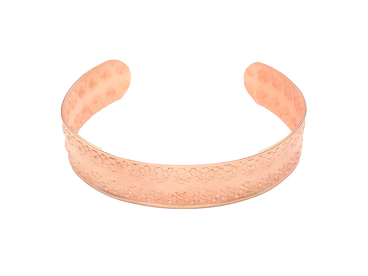 Kupfer Schmuck Armreifen mit Blumendruck, hergestellt von Juwelier Harnisch, elegantes Design und stilvolle Ausstrahlung, ideal für verschiedenen Anlässe.