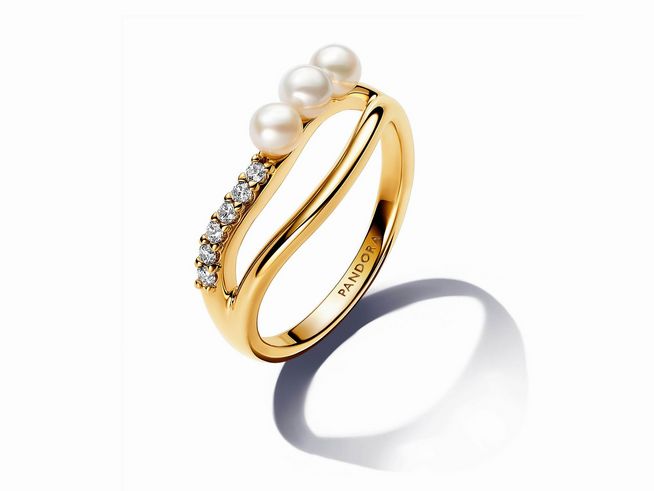 163258048-0 Der Ring von Pandora besteht aus gelbgoldvergoldetem Material und zeigt drei Süßwasserzuchtperlen sowie einen organisch geformten Doppelband-Design mit funkelnden Steinen in Größe 48.