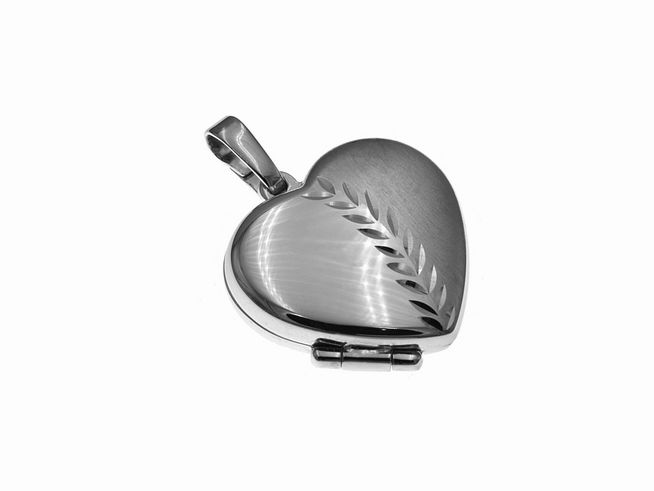 Herz Medaillon aus rhodiniertem Sterling Silber, matt und poliert, mit dekorativen Linien. Hersteller: Juwelier Harnisch. Klassisches und elegantes Schmuckstück in Herzform.
