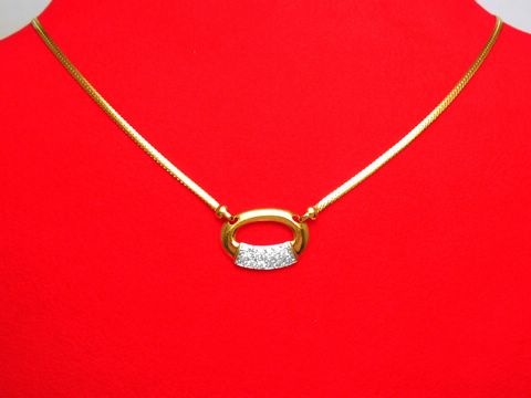Collier Kette 375 Mittelteil bicolor mit Zirkonia in hochwertiger Ausführung, Hersteller Juwelier Harnisch, Länge 41 cm, elegant in ansprechendem Design auf rotem Hintergrund präsentiert.