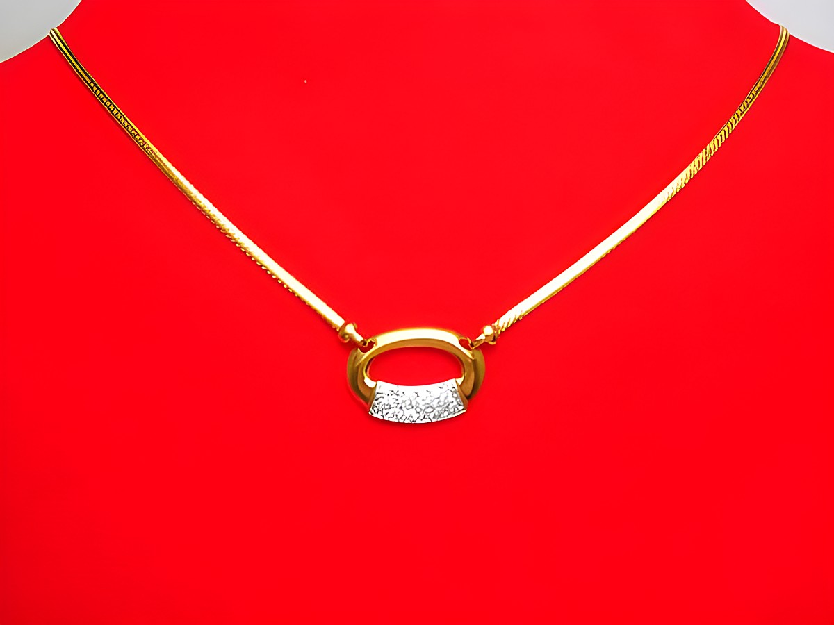 Collier Kette 375 Mittelteil bicolor mit Zirkonia in hochwertiger Ausführung, Hersteller Juwelier Harnisch, Länge 41 cm, elegant in ansprechendem Design auf rotem Hintergrund präsentiert.