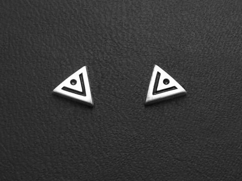 Dreieck Ohrstecker aus Sterling Silber von Juwelier Harnisch, cooles Design ohne Stein, geeignet für jeden Anlass.