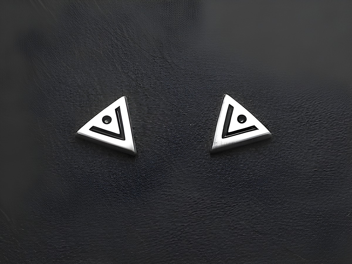 Dreieck Ohrstecker aus Sterling Silber von Juwelier Harnisch, cooles Design ohne Stein, geeignet für jeden Anlass.
