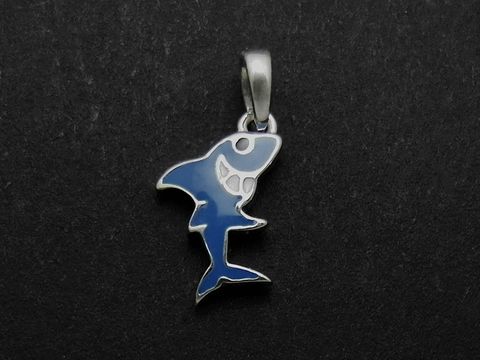 Hai Silber Anhänger rhodiniert mit blauen, weißen und schwarzen Details in Form eines Fisches, Hersteller Juwelier Harnisch, geeignet für Kinder.