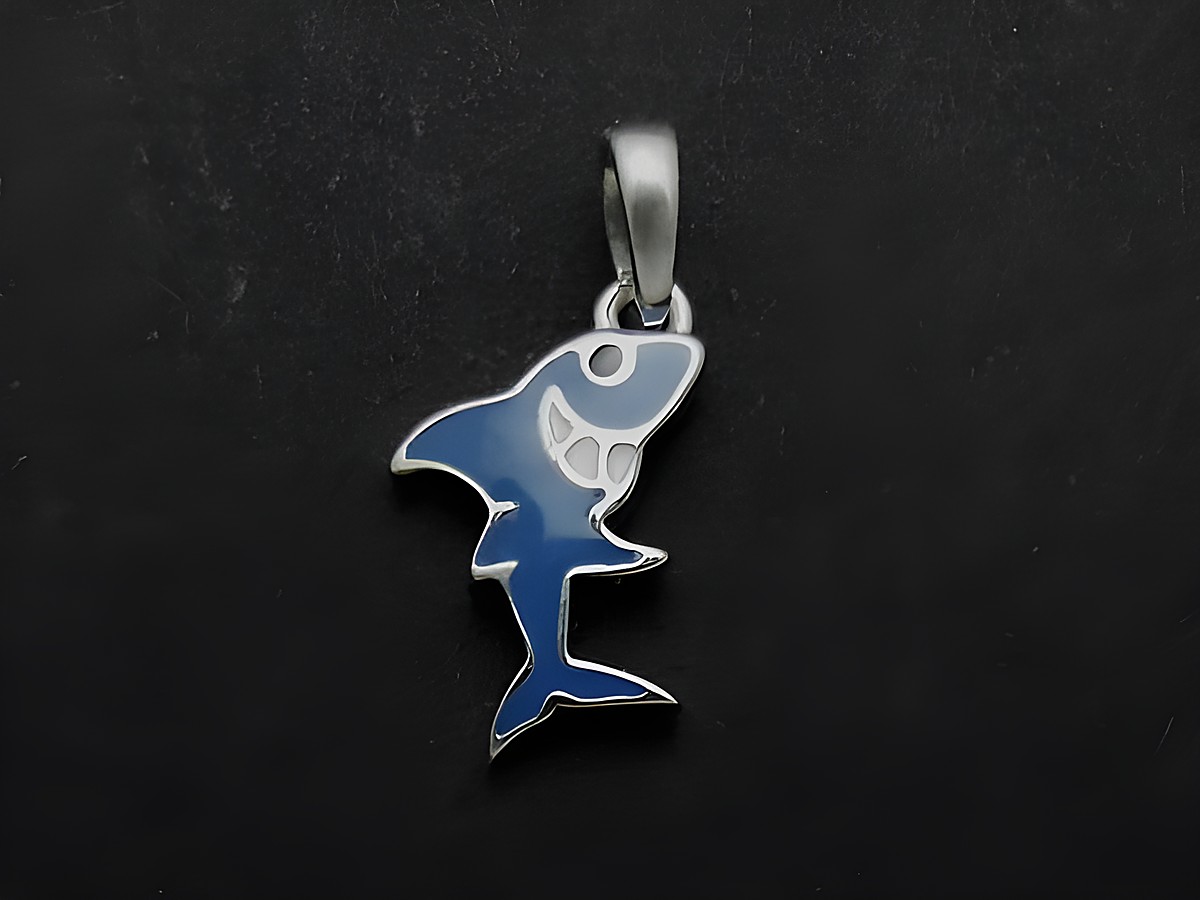 Hai Silber Anhänger rhodiniert mit blauen, weißen und schwarzen Details in Form eines Fisches, Hersteller Juwelier Harnisch, geeignet für Kinder.