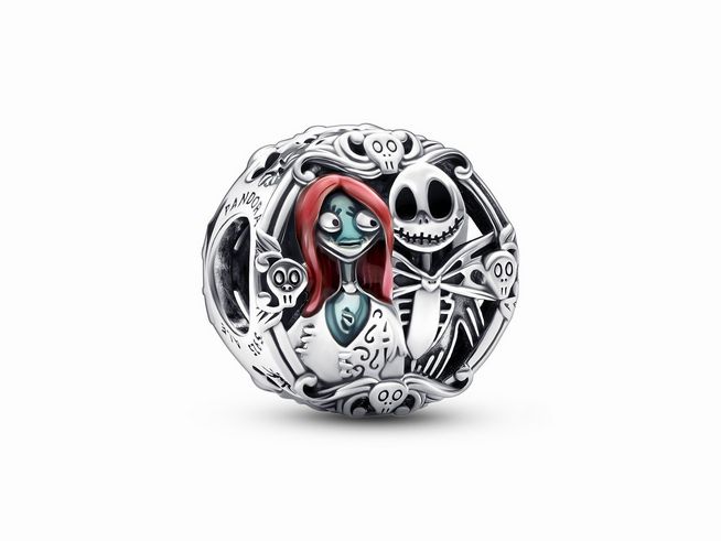 Disney x Pandora Charm aus Sterling Silber zeigt Jack Skellington und Sally aus Nightmare Before Christmas, verziert mit farbiger Emaille und Details in Form von Knochen.