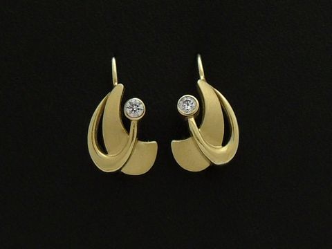 Gold Ohrhänger 585 kunstvoll mit Zirkonia Steinen, hergestellt von Juwelier Harnisch, elegante Ohrhänger mit modernem Design und funkelnden Details für einen zeitlosen Look.