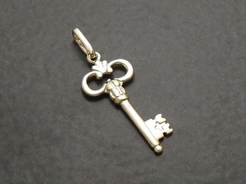 Gold Anhänger in Form eines 20 mm langen Schlüssels als Glücksbringer, hochwertig verarbeitet vom Hersteller Juwelier Harnisch. Ideal als Schmuckstück oder Geschenk.