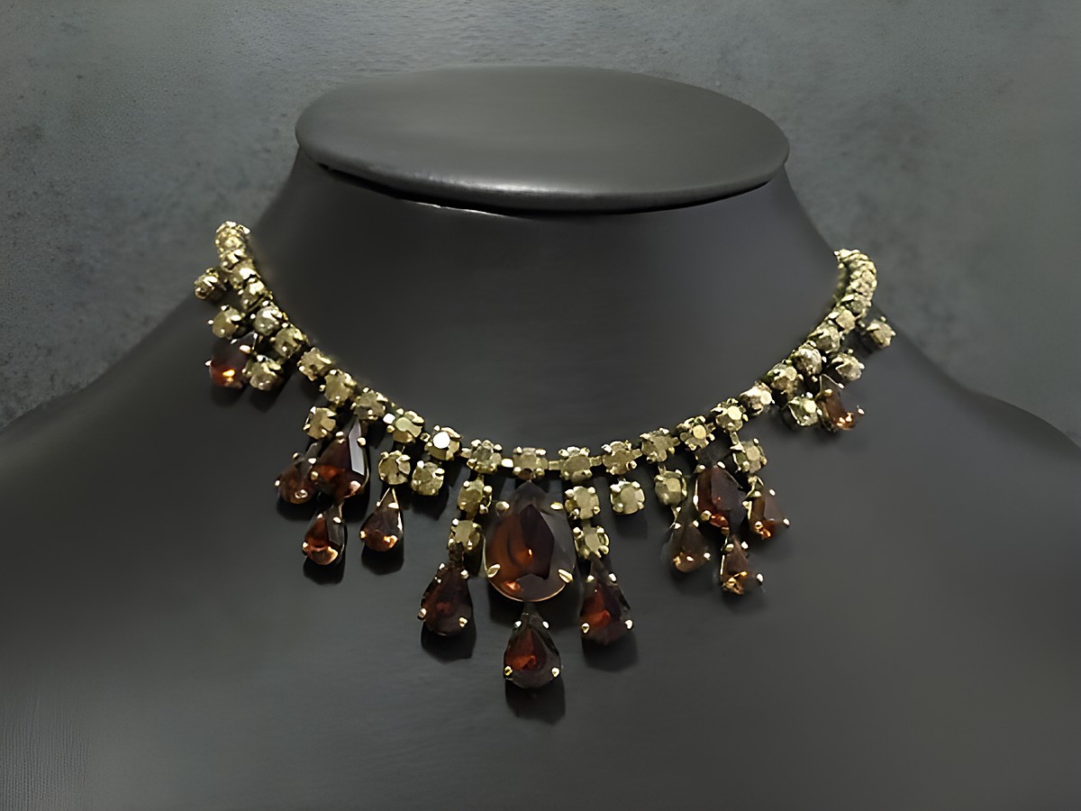 Strass Kette in sexy braun-gold, 41-44 cm Länge, goldfarbene Fassung von Juwelier Harnisch, mit funkelnden Akzenten und eleganten Anhängern.