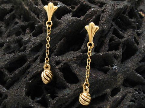 Klassische Gold Ohrhänger von Juwelier Harnisch mit einem geschwungenen Design und einem auffälligen Stein, perfekt für elegante Anlässe und für stilbewusste Frauen.