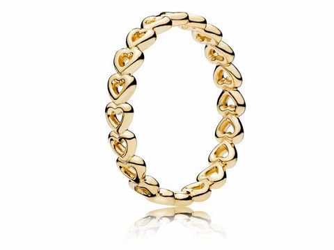 Der PANDORA SHINE 167105-54 Linked Love Ring in Größe 54 zeigt ein elegantes Design aus goldenem Material mit ineinander verschlungenen Herzen, ideal für romantische Anlässe.