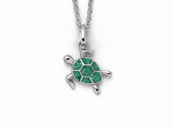 Silberne Kette mit einem Anhänger in Form einer Schildkröte, besetzt mit grünen Steinen, Länge 42 cm, Hersteller DUR, Modell K2729.