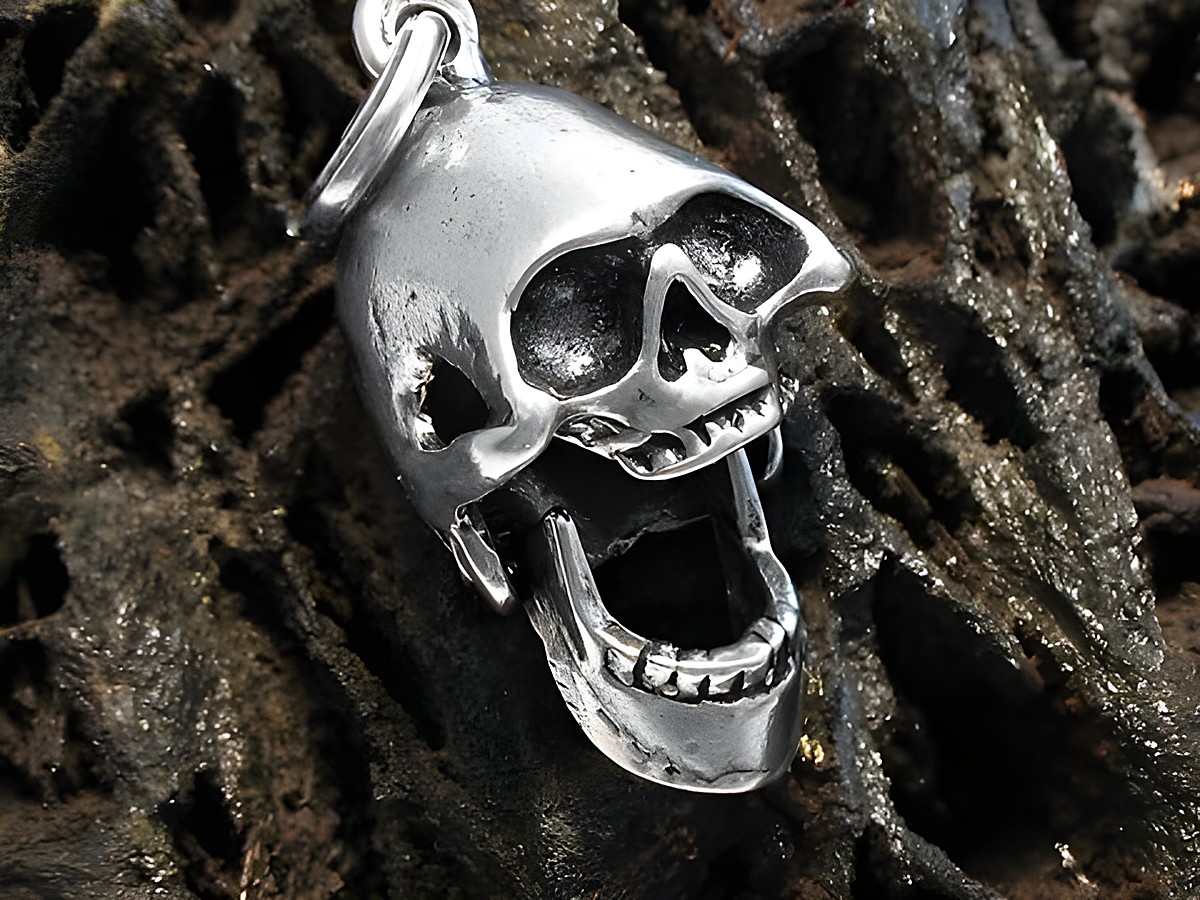 Totenkopf mit bew. Unterteil aus Sterling Silber als Anhänger, gefertigt vom Juwelier Harnisch, zeigt detaillierte Verstrebungen und eine markante Form, ideal für individuelle Schmuckliebhaber.
