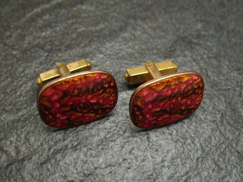 Manschettenknöpfe aus Emaille in Braun-Pink, vergoldet. Hersteller Juwelier Harnisch. Elegantes Design mit strukturierter Oberfläche, ideal für formelle Anlässe.