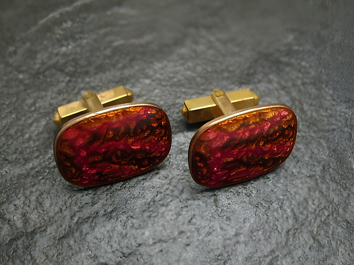 Manschettenknöpfe aus Emaille in Braun-Pink, vergoldet. Hersteller Juwelier Harnisch. Elegantes Design mit strukturierter Oberfläche, ideal für formelle Anlässe.