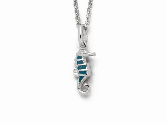 Ein filigraner Anhänger in Form eines Seepferds aus Sterling Silber, verziert mit blauen Akzenten, hängt an einer zarten 42 cm langen Silberkette von DUR.