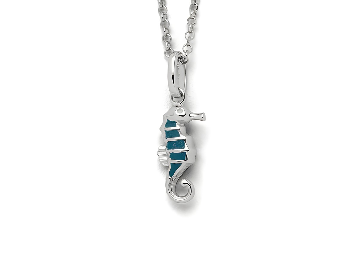 Ein filigraner Anhänger in Form eines Seepferds aus Sterling Silber, verziert mit blauen Akzenten, hängt an einer zarten 42 cm langen Silberkette von DUR.