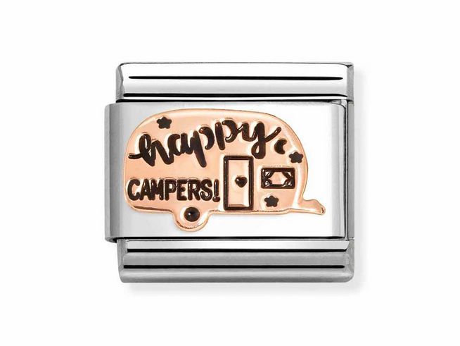 Ein Anhänger mit einem Wohnwagen-Motiv, das in klassischem Roségold und schwarzer Emaille gestaltet ist, mit der Aufschrift happy campers auf einer silbernen Basis.