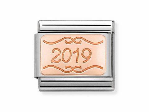 Composable Classic Platte aus Edelstahl in Roségold mit eingravierter Jahreszahl 2019, Hersteller Nomination, stilvolles Design mit geschwungenen Linien.
