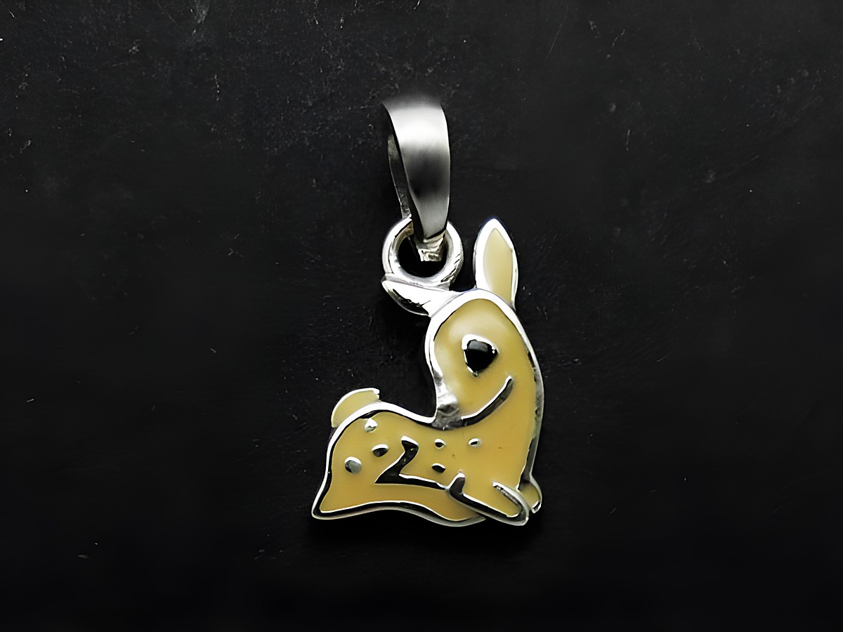 Rehkitz Silber Anhänger rhodiniert in beige und schwarz, stilisierte Ricke, geeignet für Kinder, Hersteller Juwelier Harnisch.
